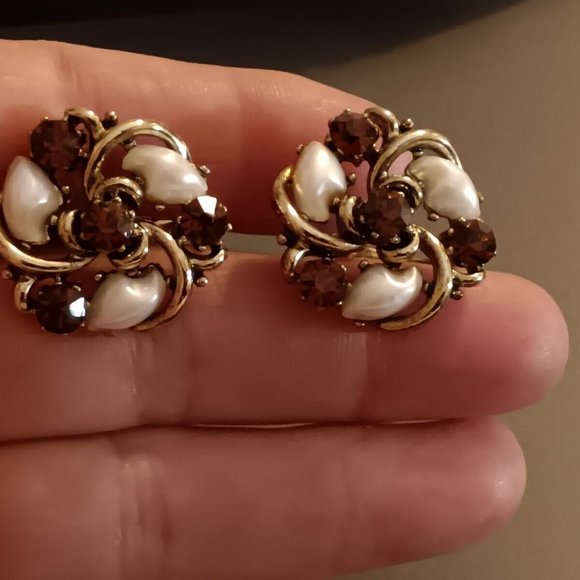 Vintage Babytooth Lisner Amber Rhinestone Earrings - Picture 4 of 10